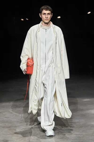 Look 18